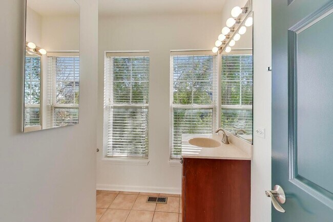 Building Photo - 513 Grove Ln