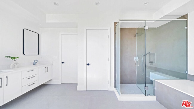 Building Photo - 1123 N Formosa Ave