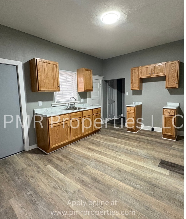 Building Photo - 3 Bedrooms / 1 Bathroom House