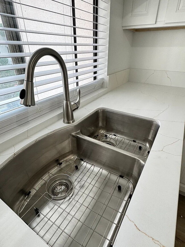 Building Photo - "Charming 1-Bedroom Retreat in Naperville - Perfect for Comfortable Living!"