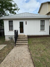 Building Photo - 2004 Rosewood Ave