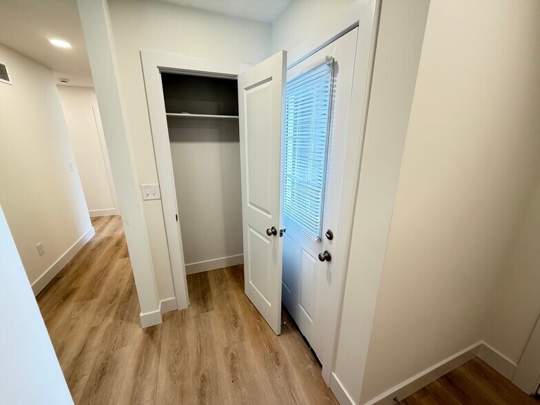 Building Photo - 2130 Carriage Hill Cir