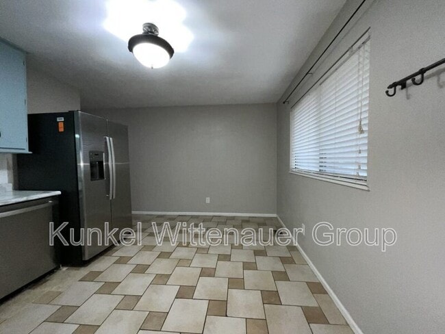 Building Photo - 801 W Nixon Dr