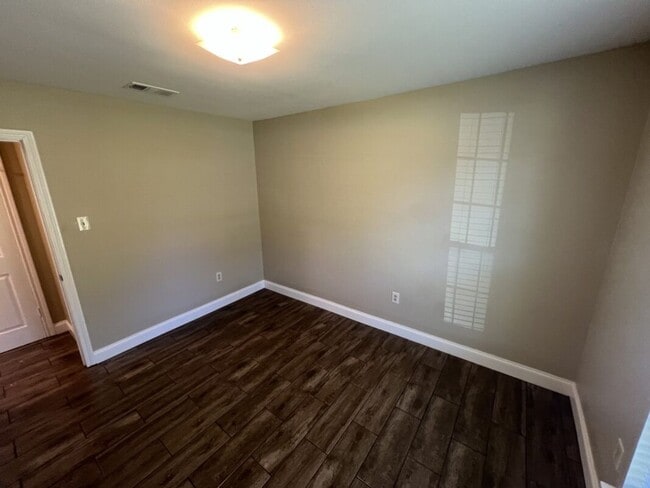 Building Photo - Beautiful 3-Bedroom, 1.5-Bath Home in Bake...