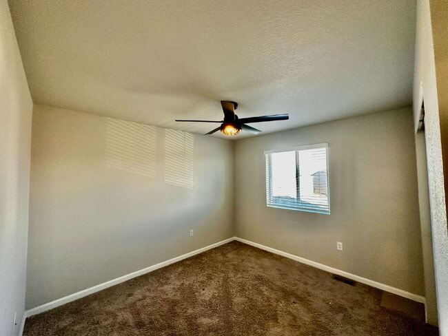 Building Photo - "Experience Spacious Living: 5-Bed, 3-Bath Home in Elizabeth!"