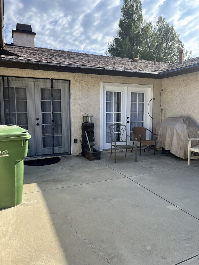 Building Photo - "Charming 3-Bed Oasis with 2 Baths in Moor...
