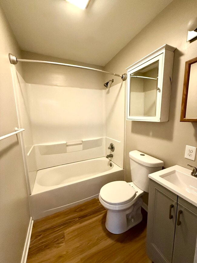 Building Photo - 916 E Fairlawn Dr