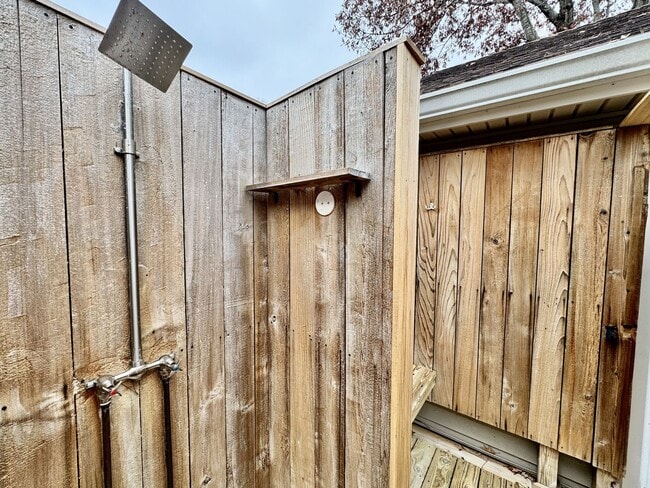 Building Photo - READY NOW!! 4-Bedroom Home in Lake Trant w/Attached Garage! Pet Friendly!