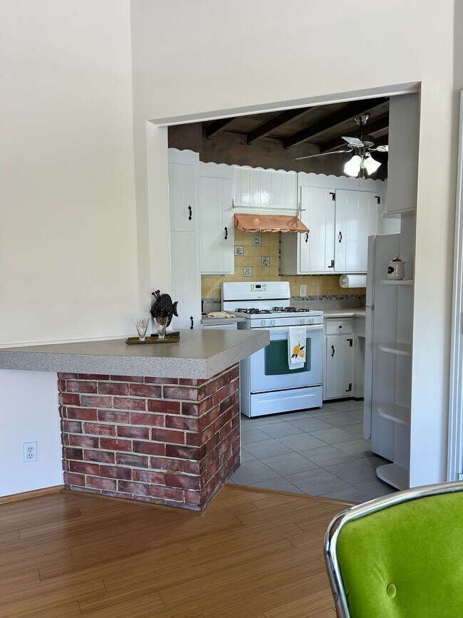 Building Photo - 5262 Willowcrest Ave