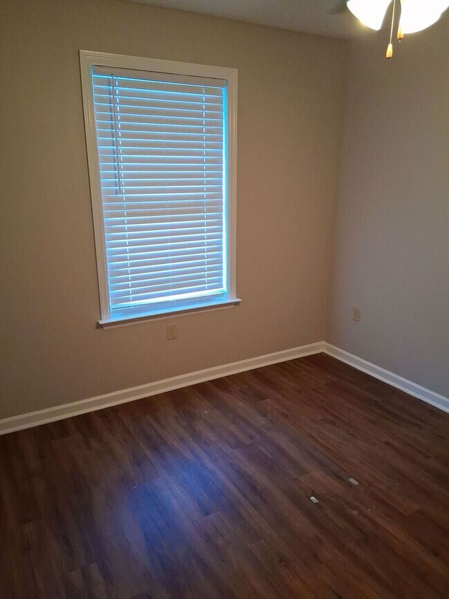 Building Photo - 2 Blocks from UT Law School - 3bd/2ba with TWO PARKING SPOTS Available for FALL 2026!