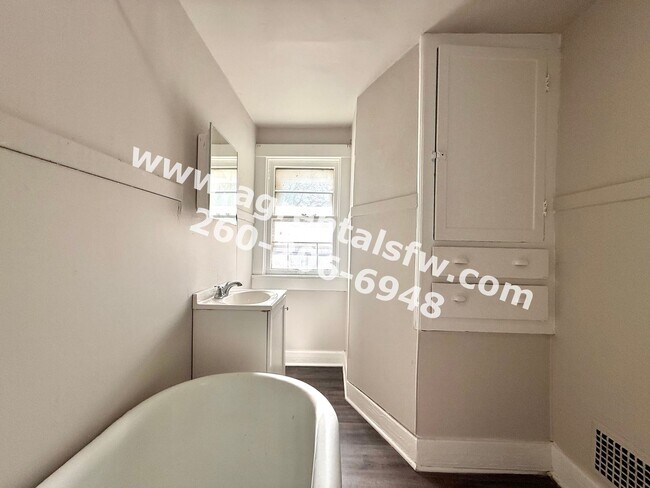 Building Photo - 3 Bedroom House