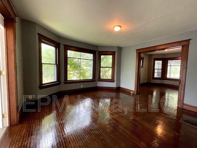 Building Photo - 402 Vermont St