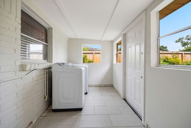 Building Photo - 5554 Beechnut St