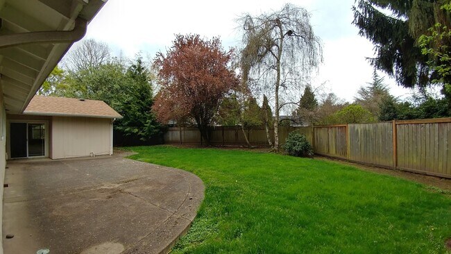 Building Photo - Gorgeous Home with Granite Counters and Custom Built-ins!