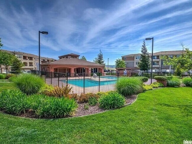 Building Photo - Updated 2BR/2BA Condo with Garage in Prime...