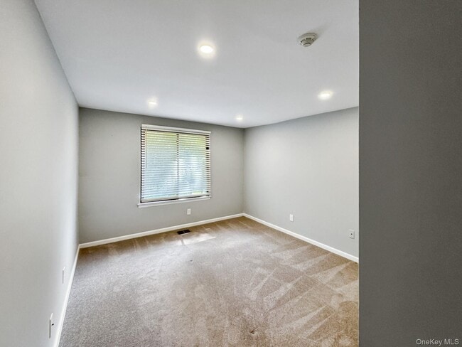 Building Photo - 100 Glen Hollow Dr
