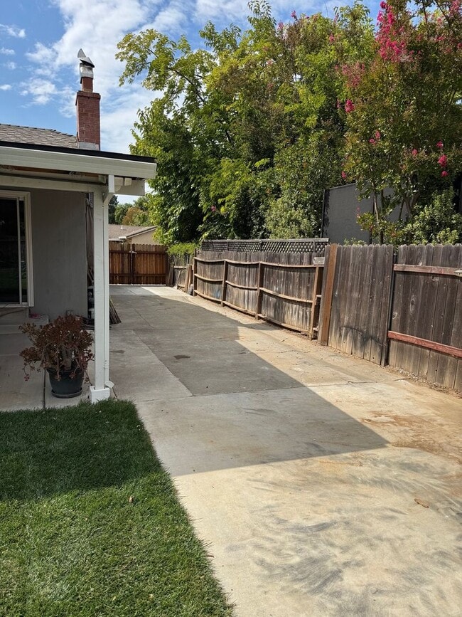 Building Photo - Gorgeous Updated 3 Bedroom in the heart of...
