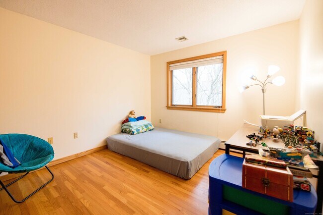 Building Photo - 18 Clifford Ave