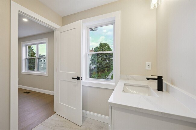 Building Photo - 120 Stowe St