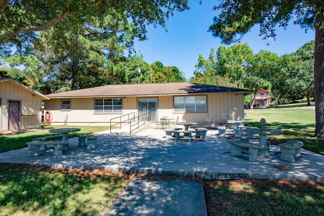 Building Photo - 150 Edgewater Way