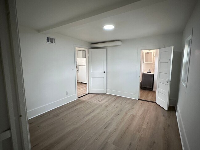 Building Photo - 303 Weston Ave