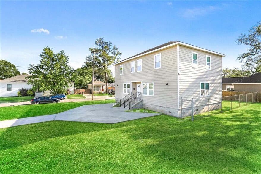 Building Photo - 3925 Clematis St