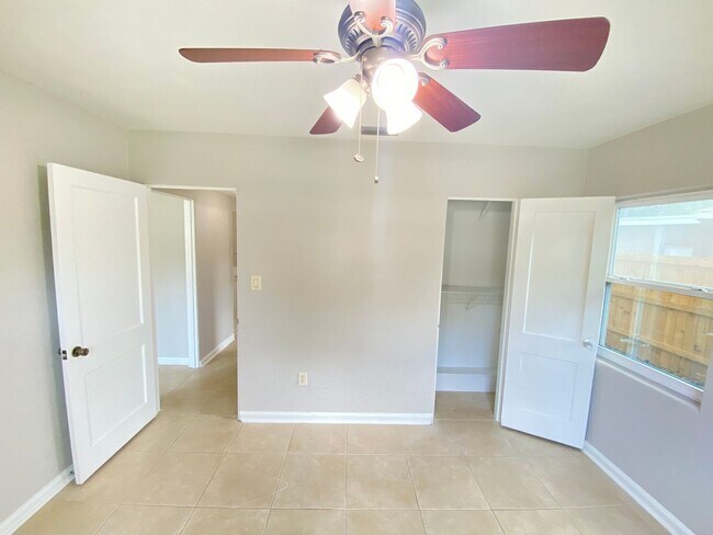 Building Photo - 3/2 single family home minutes from Lake E...
