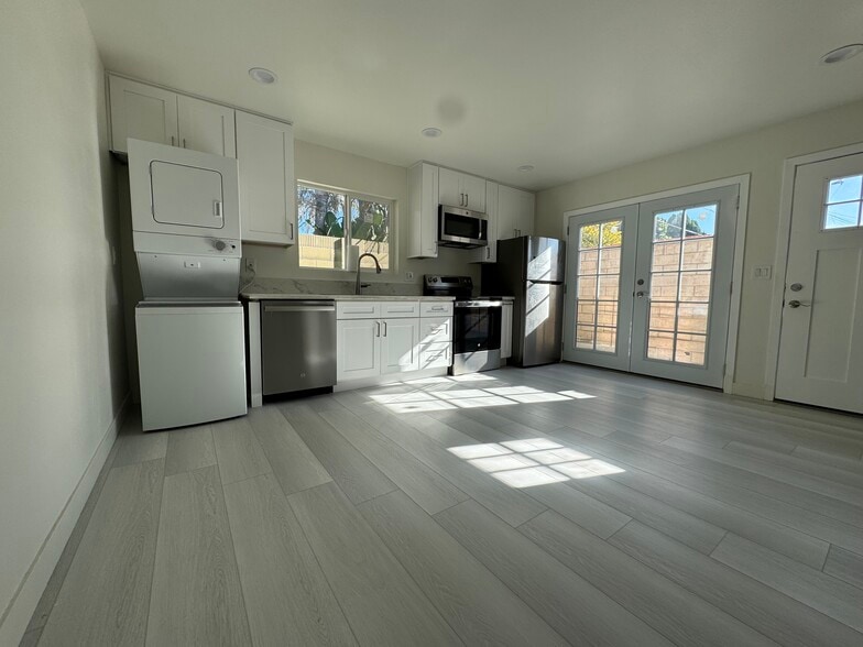 Building Photo - 883 N Waverly St