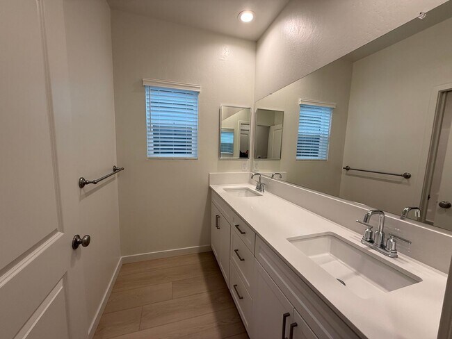 Building Photo - Beautiful New Build! MOVE IN SPECIAL