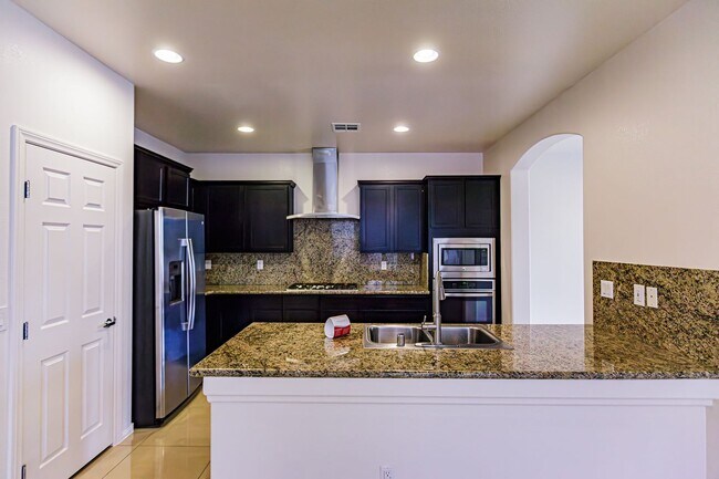 Building Photo - 4 Bedroom home located in Mountain's Edge