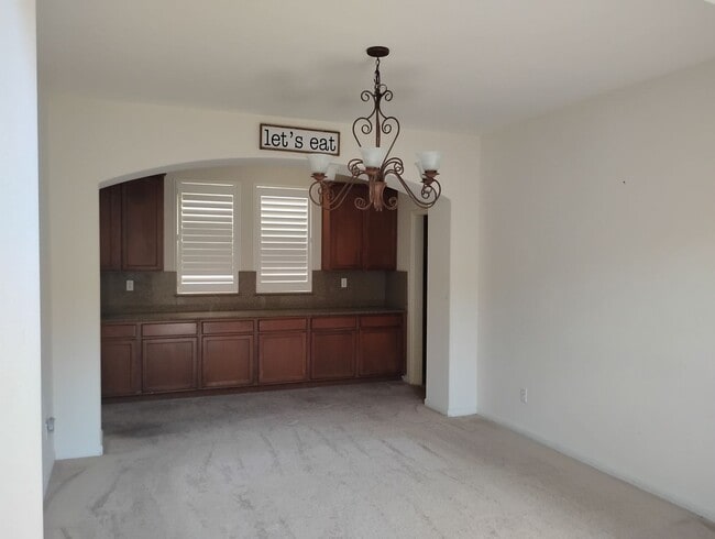 Building Photo - Spacious 6 Bedroom Home in North Merced - Solar Included!