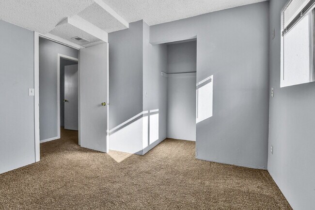 Building Photo - $2,540.95 with $300 off the first month's Rent- 4 Bedroom, 1.5 Bath, Single Family Home in Aurora...