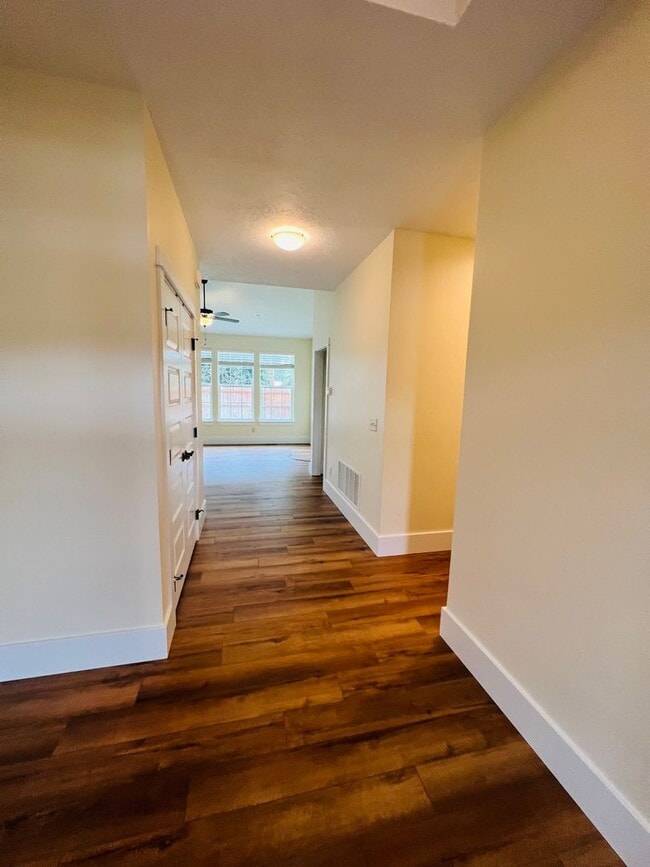 Building Photo - Newer Home - 3 Bedroom - 2 Bath - Hamilton