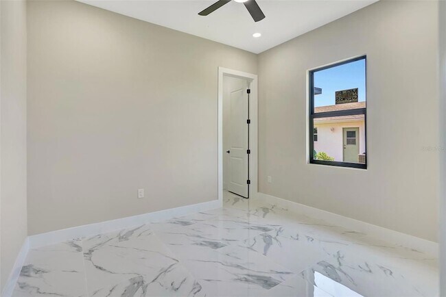 Building Photo - 212 Fairway Rd