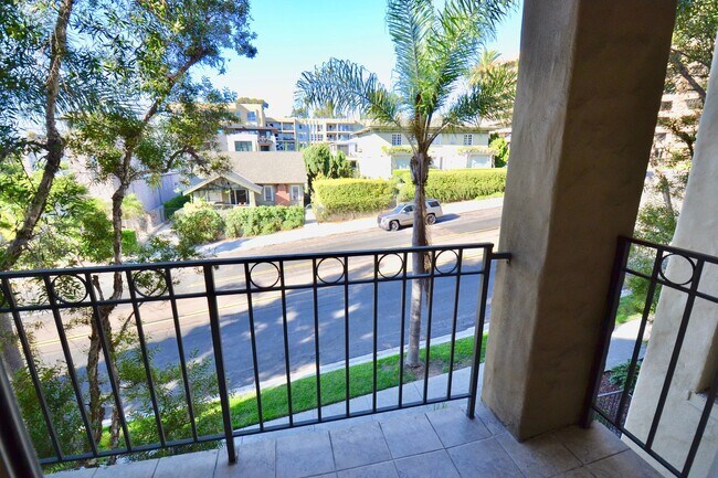 Building Photo - Spacious Bankers Hill 2/2 Condo! Walk to B...
