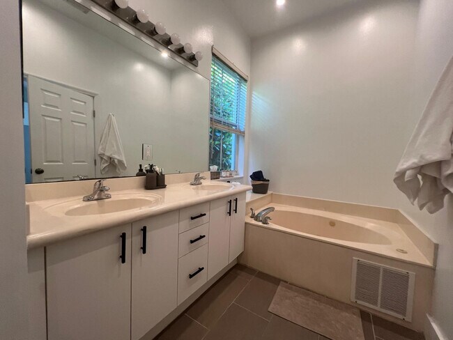 Building Photo - 522 Live Oak Ln