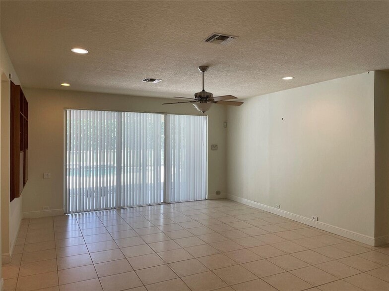 Building Photo - 10225 NW 60th Pl