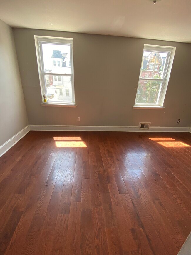 Frt bdrm on 2nd fl - 603 N 32nd St