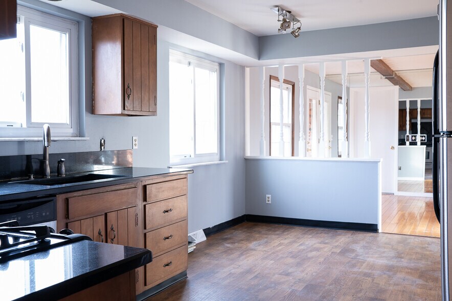 Building Photo - 10737 Silverbrook Dr