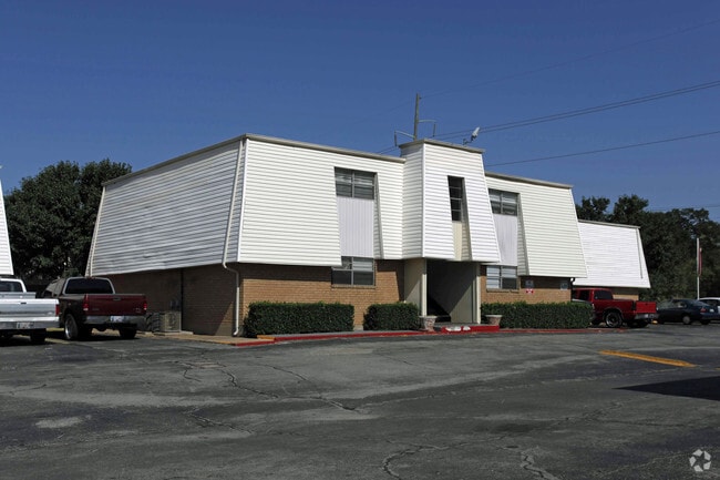 Primary Photo - Chestnut Hills Apartments