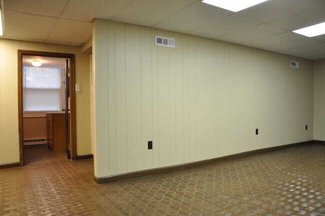 Building Photo - Sparkling Rambler in Park-like Setting on 10 Acres