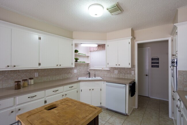 Building Photo - Beautiful home in Lake Park addition in Be...