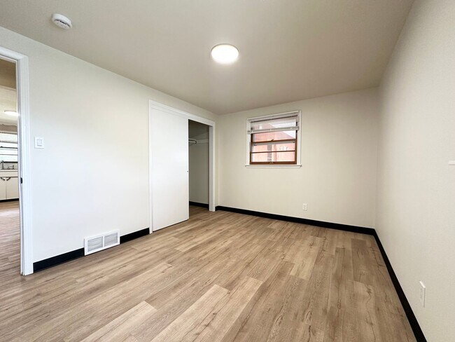 Building Photo - 490 St Bernard Dr