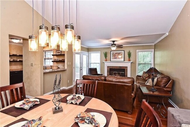 Building Photo - Charming 2BR Condo in Charlotte