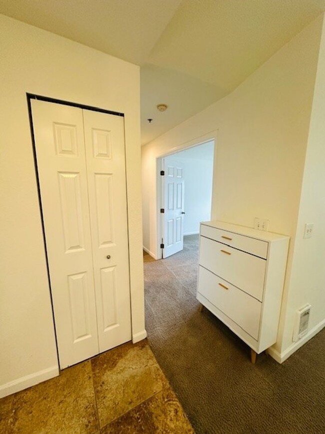 Building Photo - 2Bd/2Ba Bellevue Condo