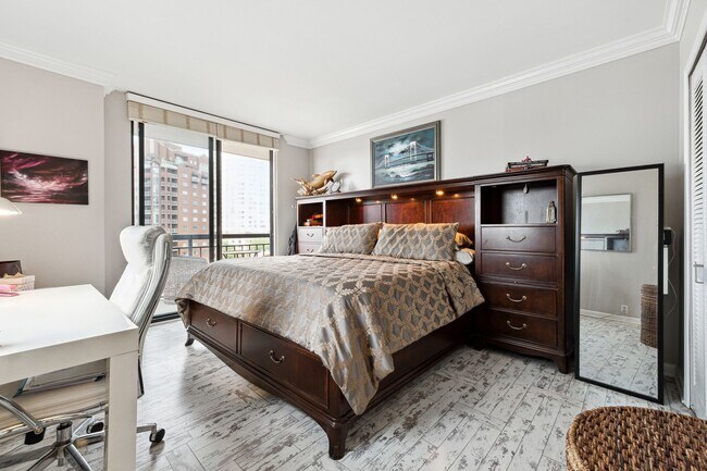 Building Photo - Renovated Condo with Skyline Views