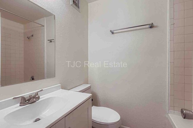 Building Photo - ONE MONTH FREE RENT