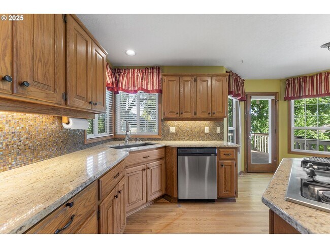 Building Photo - 3-Bedroom Home with Granite Kitchen, Family Room & Private Deck