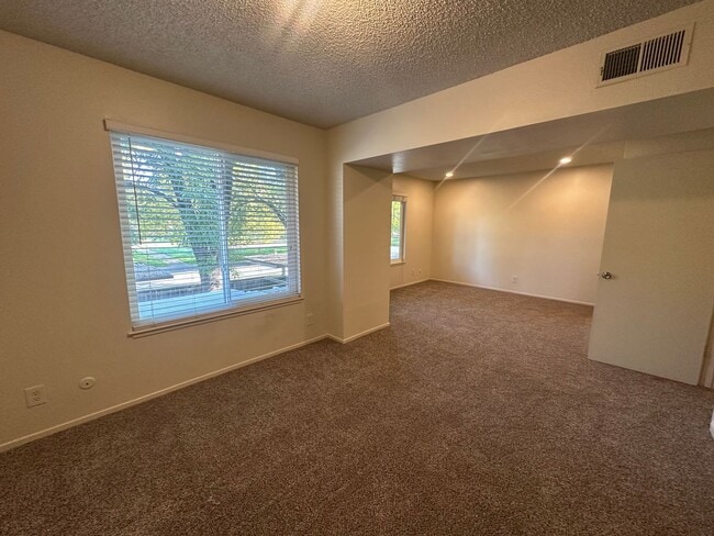 Building Photo - Updated 3 Bedroom Townhome in North Tahoe Park