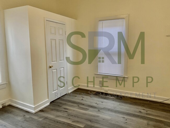 Building Photo - Updated Three Bedroom in West Louisville-Section 8 Accepted